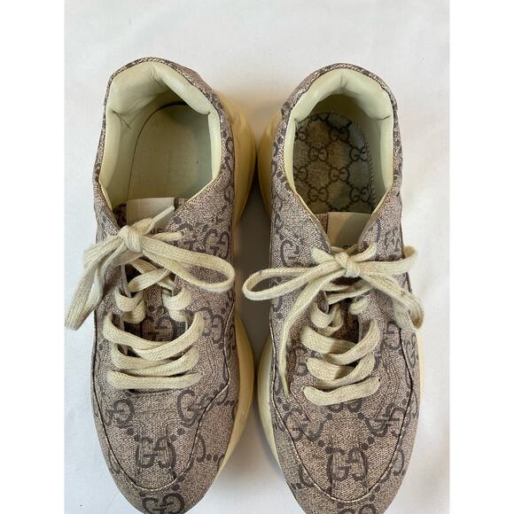 Athletic_Shoes